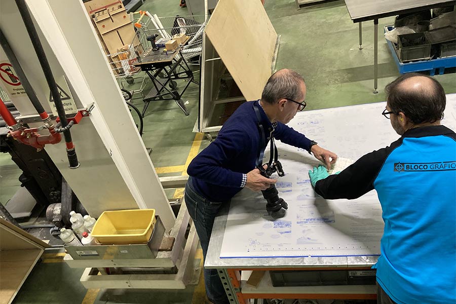 O pano da Mewa deve aparecer natural e com o logótipo bem visível