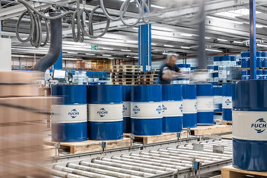 FUCHS é o maior fabricante de lubrificantes do mundo