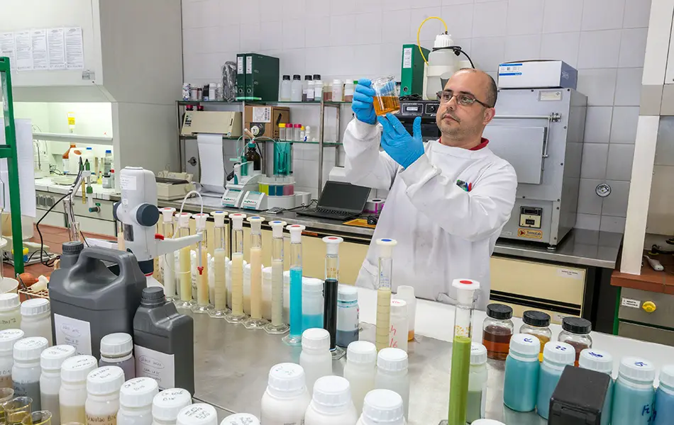 O laboratório da FUCHS na Maia permite acompanhar a performance das soluções de lubrificação