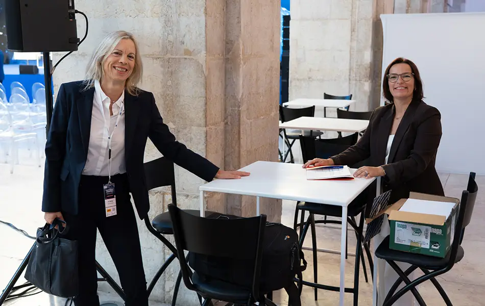 Nos últimos preparativos antes de os media chegarem: Silke Buss e Sandra Guerreiro da buss comunicação